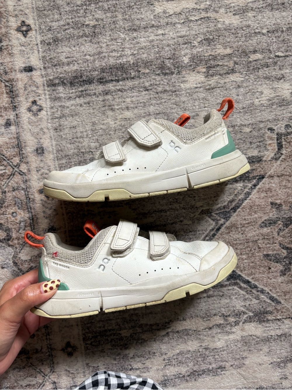 On cloud on running the Roger sneakers size 1.5 kids